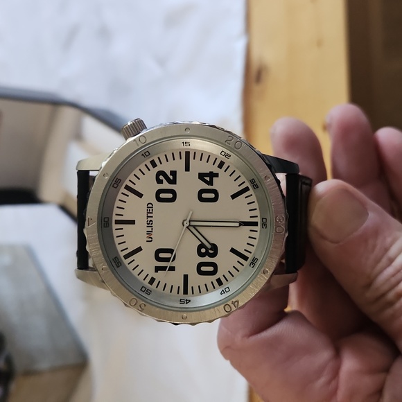 UNLISTED WATCH - Picture 2 of 4